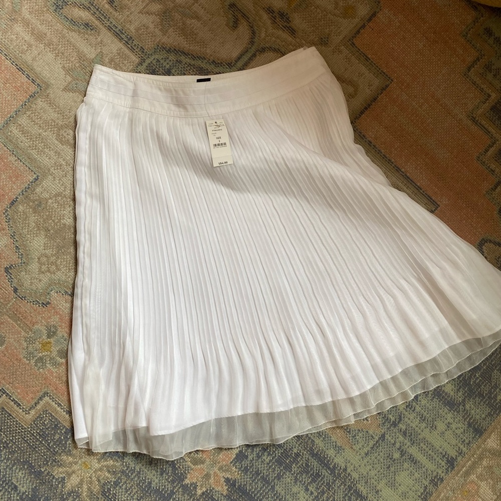 New With Tags White House Black Market White Flowy Summer Skirt Size 2 Pleated